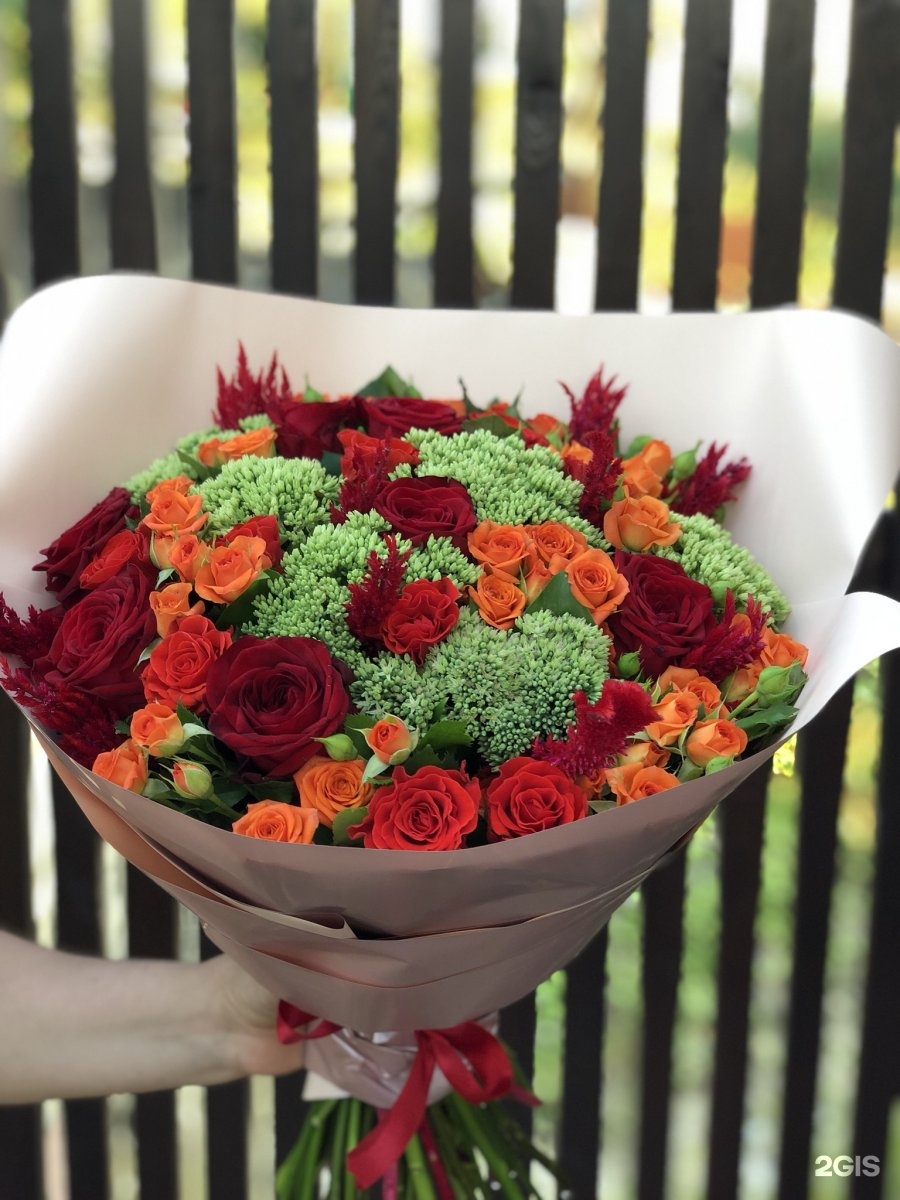 огромный букет магнолий. букет "румяная заря". яркие цветы в сочи букетики. красивый букет магнолий. заказ цветов в сочи.