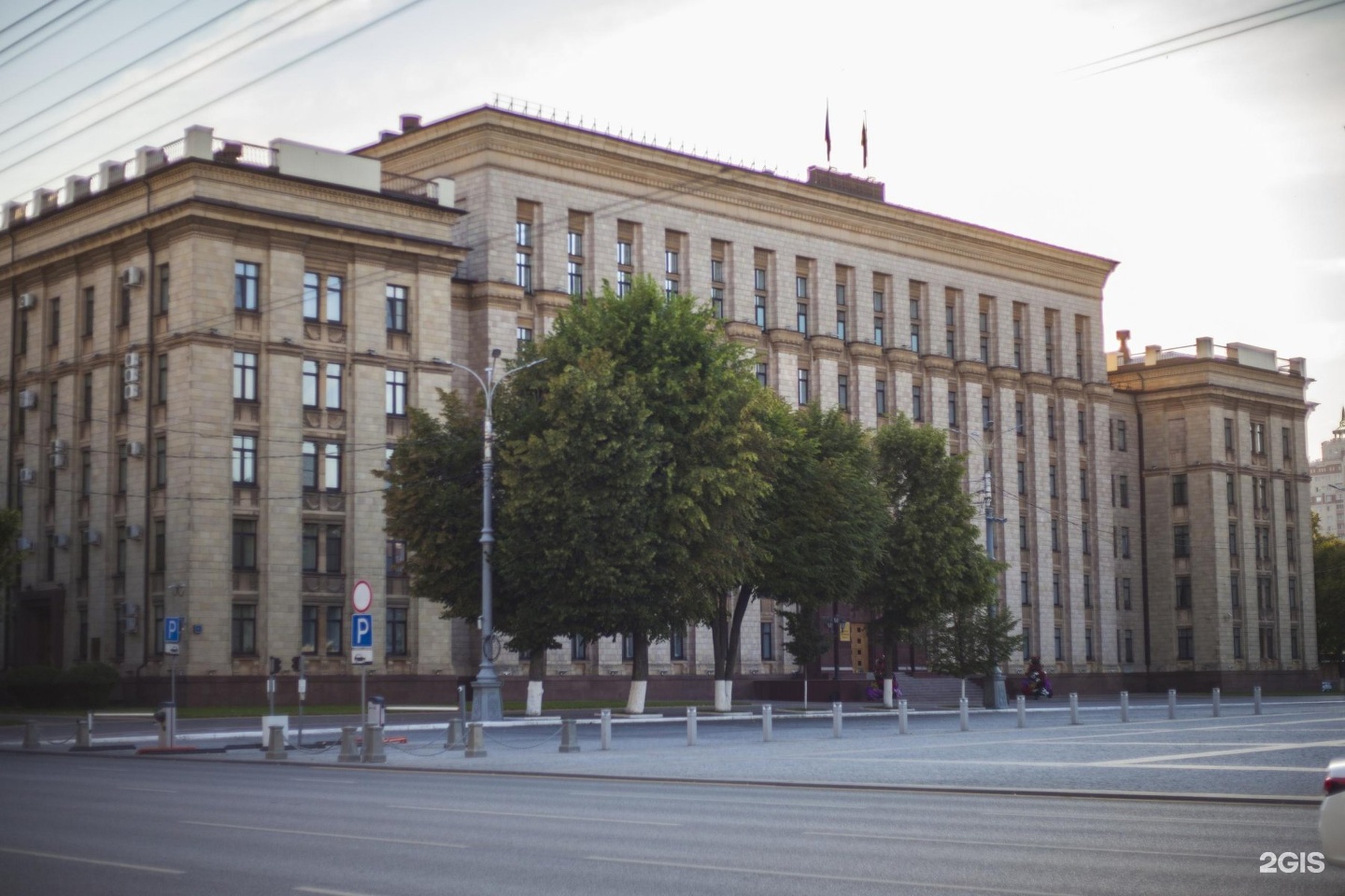 Правительство воронежской. Правительство Воронежской области сквер. Здание правительства Воронежской области 1959. Площадь Ленина 1 Воронеж. Здание правительства Воронежской области.