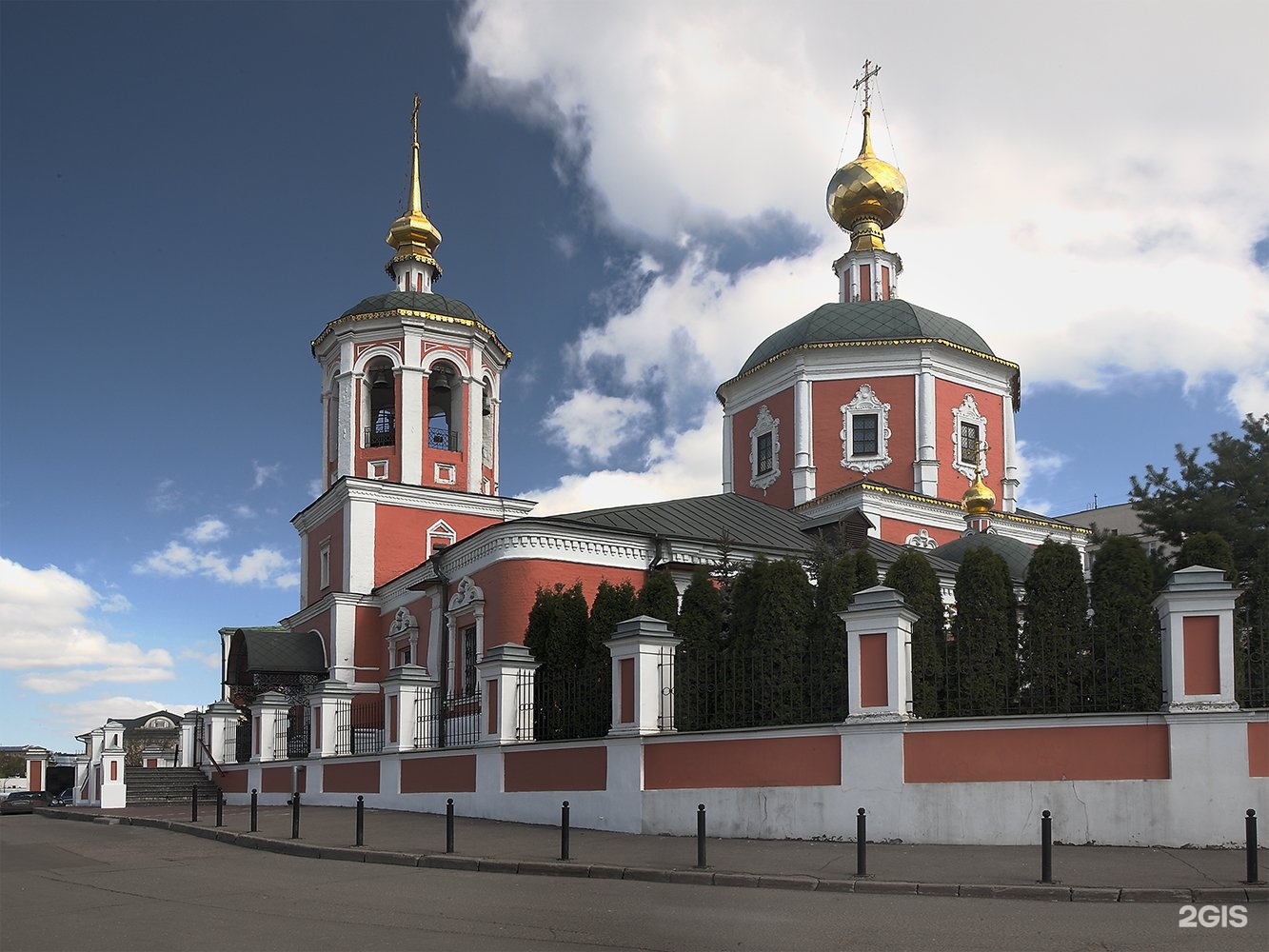 Троицкое фото. Храм Живоначальной Троицы подворье Троице Сергиевой Лавры. Московское подворье Свято-Троицкой Сергиевой Лавры в Москве. Троицкое подворье в Москве. Подворье ТСЛ В Москве.