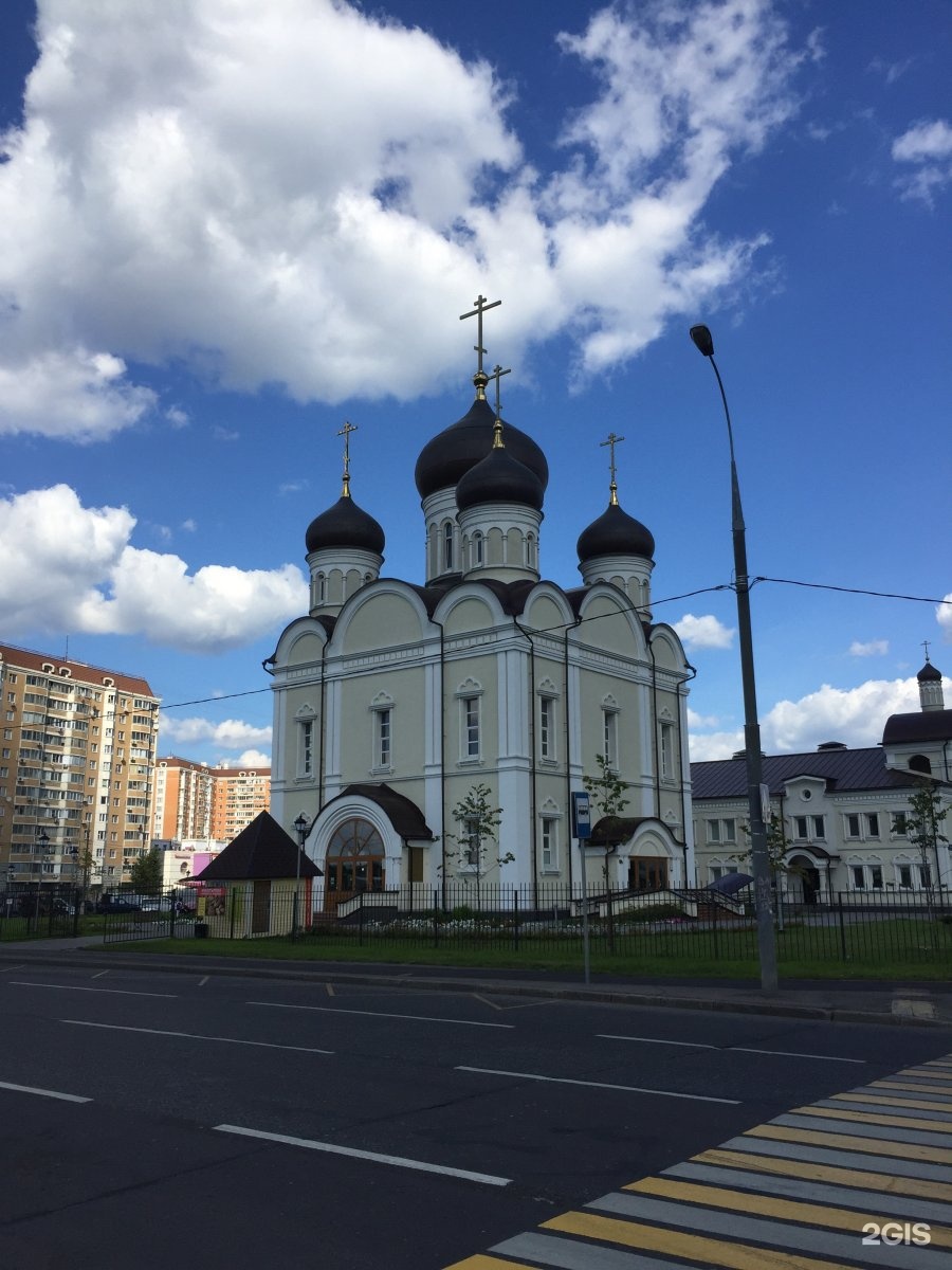 Святоозерская. Церковь Троицы Живоначальной, Москва, Святоозёрская улица. Храм в Кожухово на Святоозерской. Храм Кожухово Святоозерская батюшка. Церковь Троицы Живоначальной Косино.