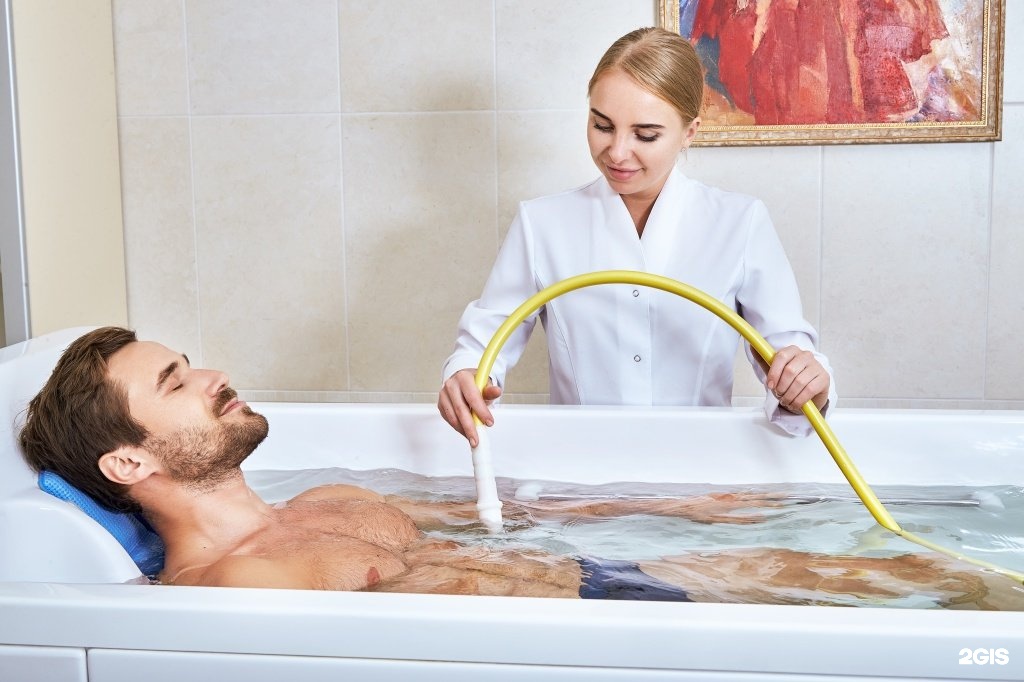 Гранд клиник. Подводный душ массаж пенсионер. Grand Clinic. Картинки из книг подводный душ массаж.