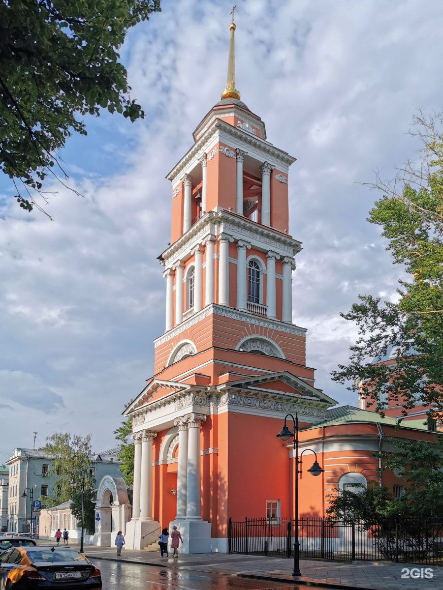 Троица в вишняках. Храм Троицы Живоначальной в Вишняках. Церковь Троицы в Вишняках на Пятницкой. Троицкая Церковь на Пятницкой улице. Храм Живоначальной Троицы на Пятницкой 51 официальный.