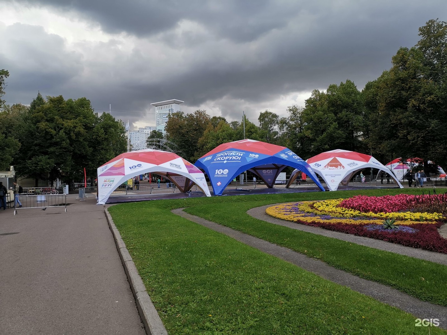 Аллея у метро Сокольники. The bassein в Сокольниках. Парк Сокольники Москва. Гайд парк Сокольники.