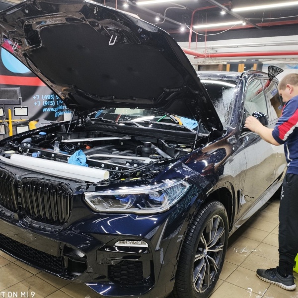 Полировка автомобиля в гараже. Точка detailing. Точка детейлинга в митино. Полки для детейлинга. Салон точка детейлинга москва.