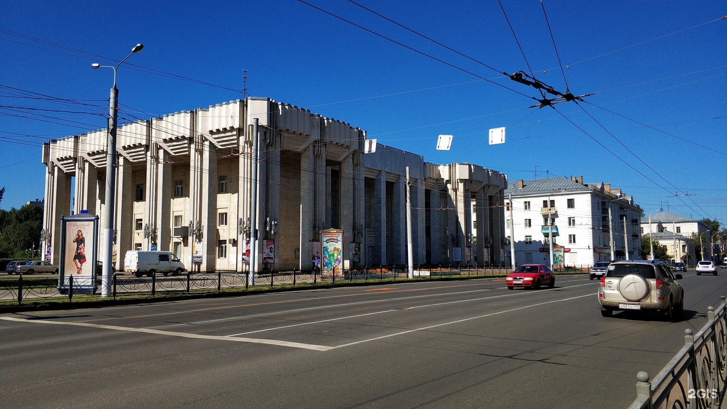 Филармония кострома. Государственная филармония в Костроме. Скульптура у филармонии Кострома. Костромская филармония фото.