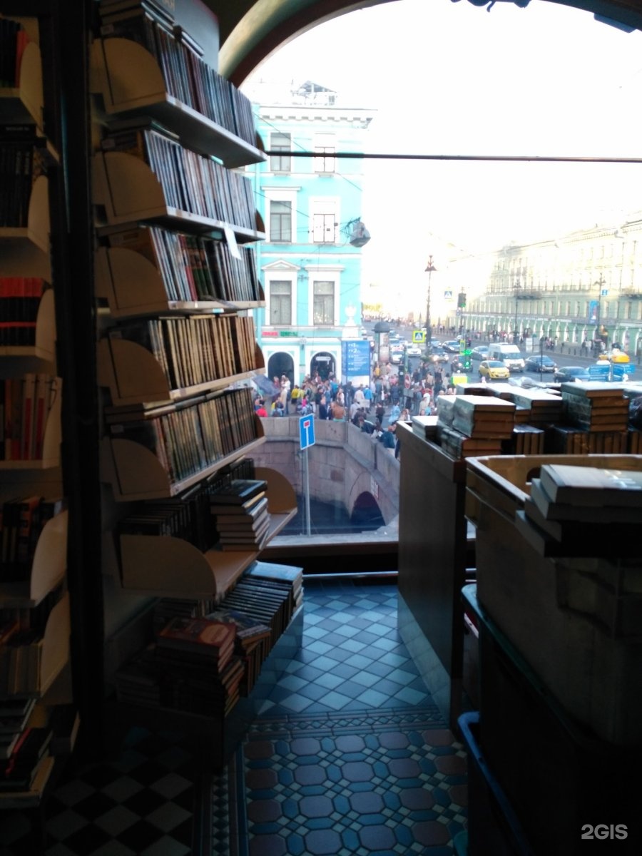 Большой книжный магазин в санкт петербурге. Книжный на Невском Санкт-Петербург. Большой книжный Питер.