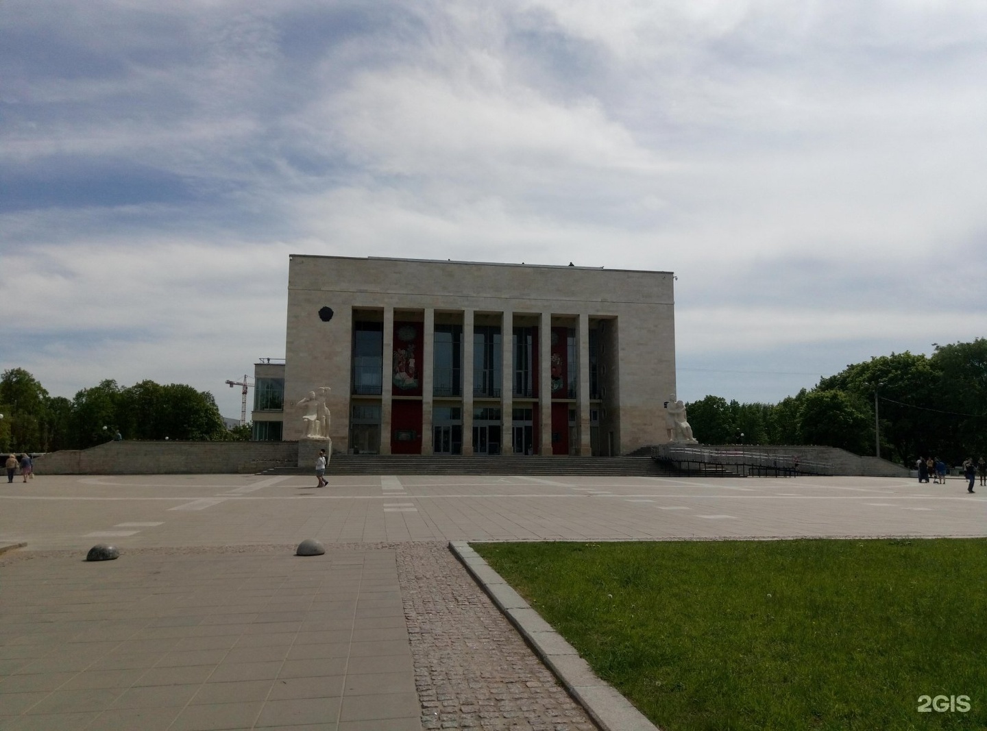 Тюз санкт петербург. Санкт-Петербургский государственный театр юных зрителей им. Брянцева. Пионерская площадь 1 ТЮЗ им Брянцева. Пионерская площадь СПБ ТЮЗ. ТЮЗ им Брянцева 1990.