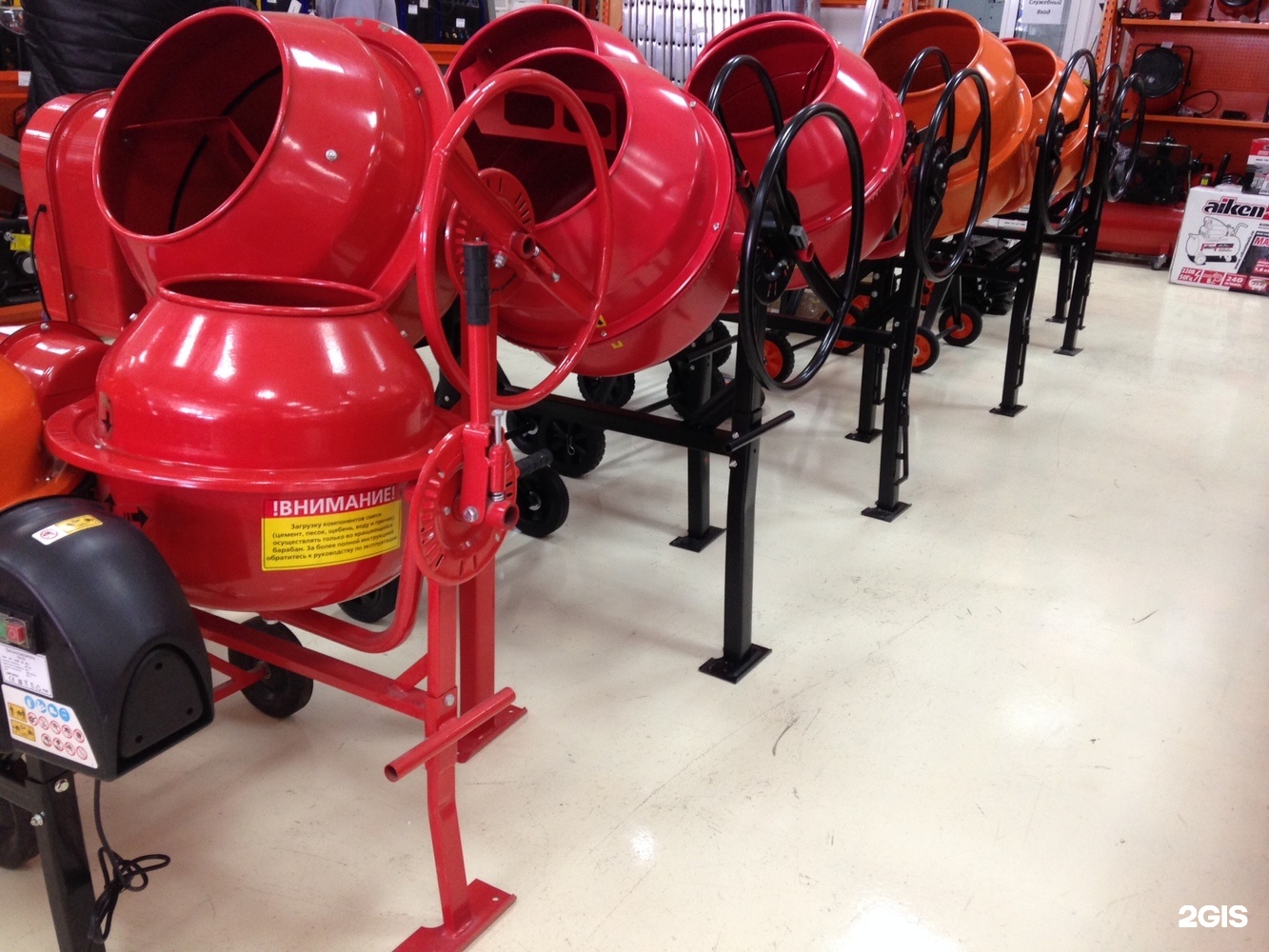 Сургут нефтеюганское шоссе. Сургут, нефтеюганское шоссе, д. Универсал сургут. Магазин универсал тверь. Универсал магазин логотип.