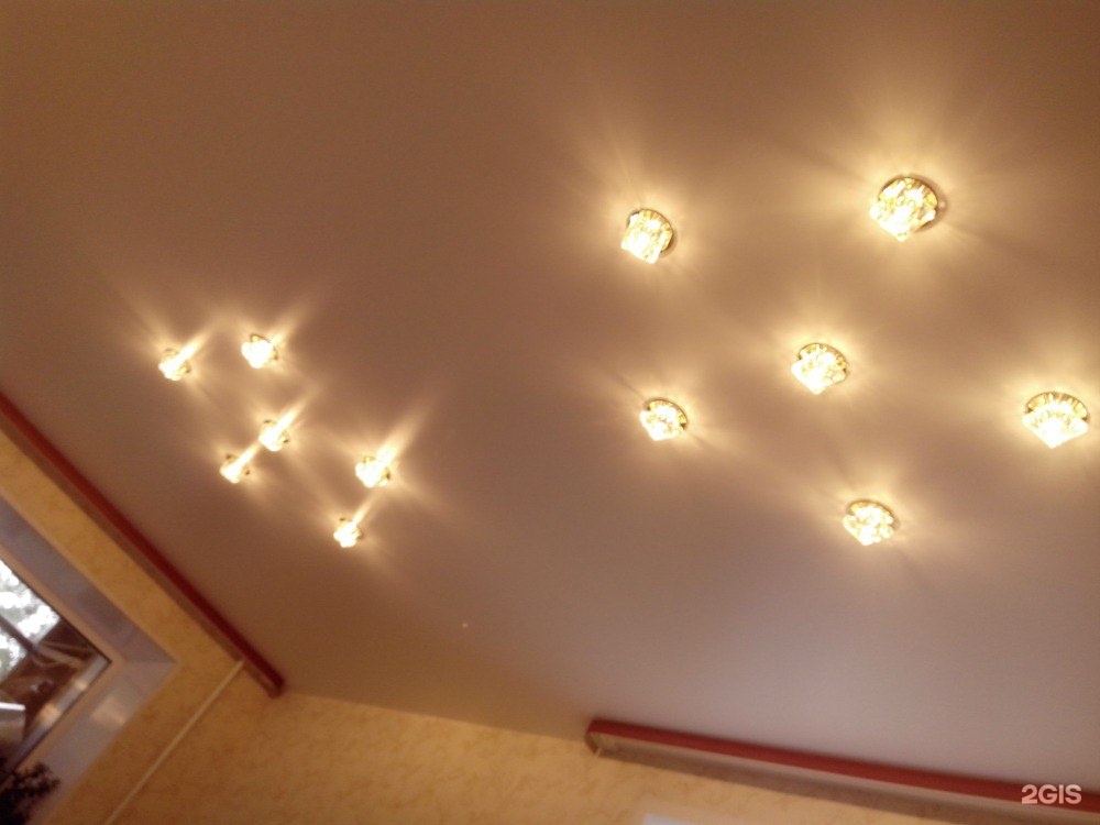 Красивое расположение светильников на потолке фото натяжном
