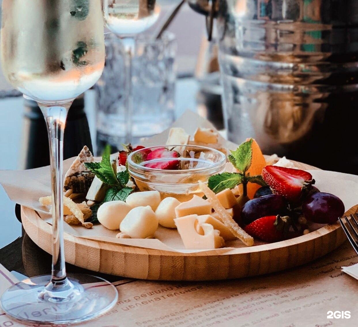 Летняя веранда вино. Красивые бокалы для вина. Вино на террасе. Шампанское на веранде. Гастрономический туризм в италии тоскана.