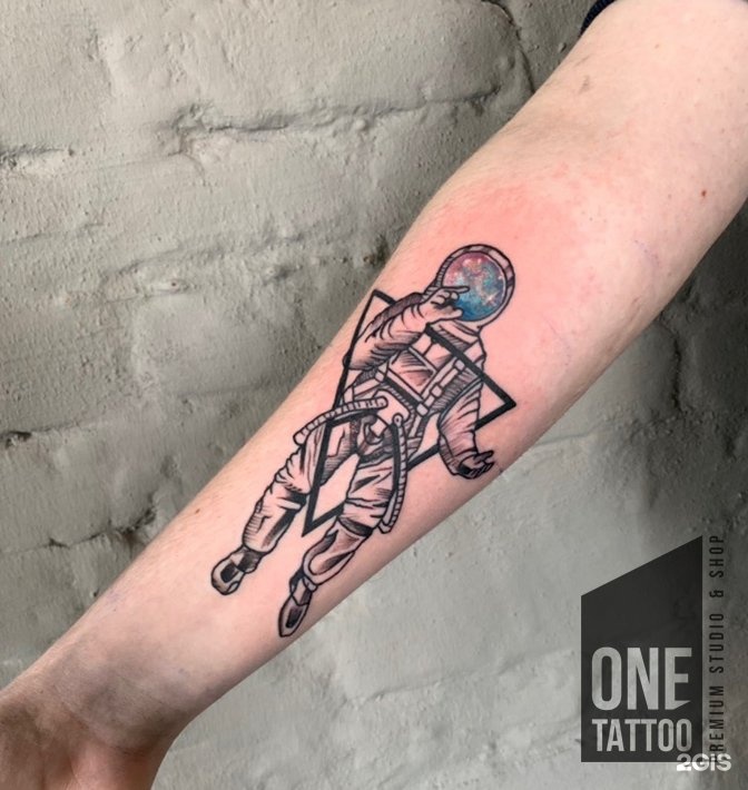 Тату оне. Lone тату тату. One Tattoo Кемерово. Тату салон БЦ Академический.