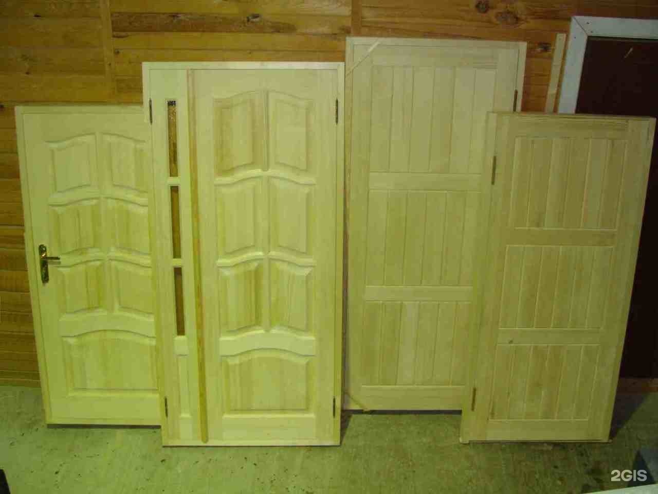 Двери готовой коробкой. Деревянная дверь. Деревянные двери из массива. Банные двери деревянные. Дверь банная из массива.