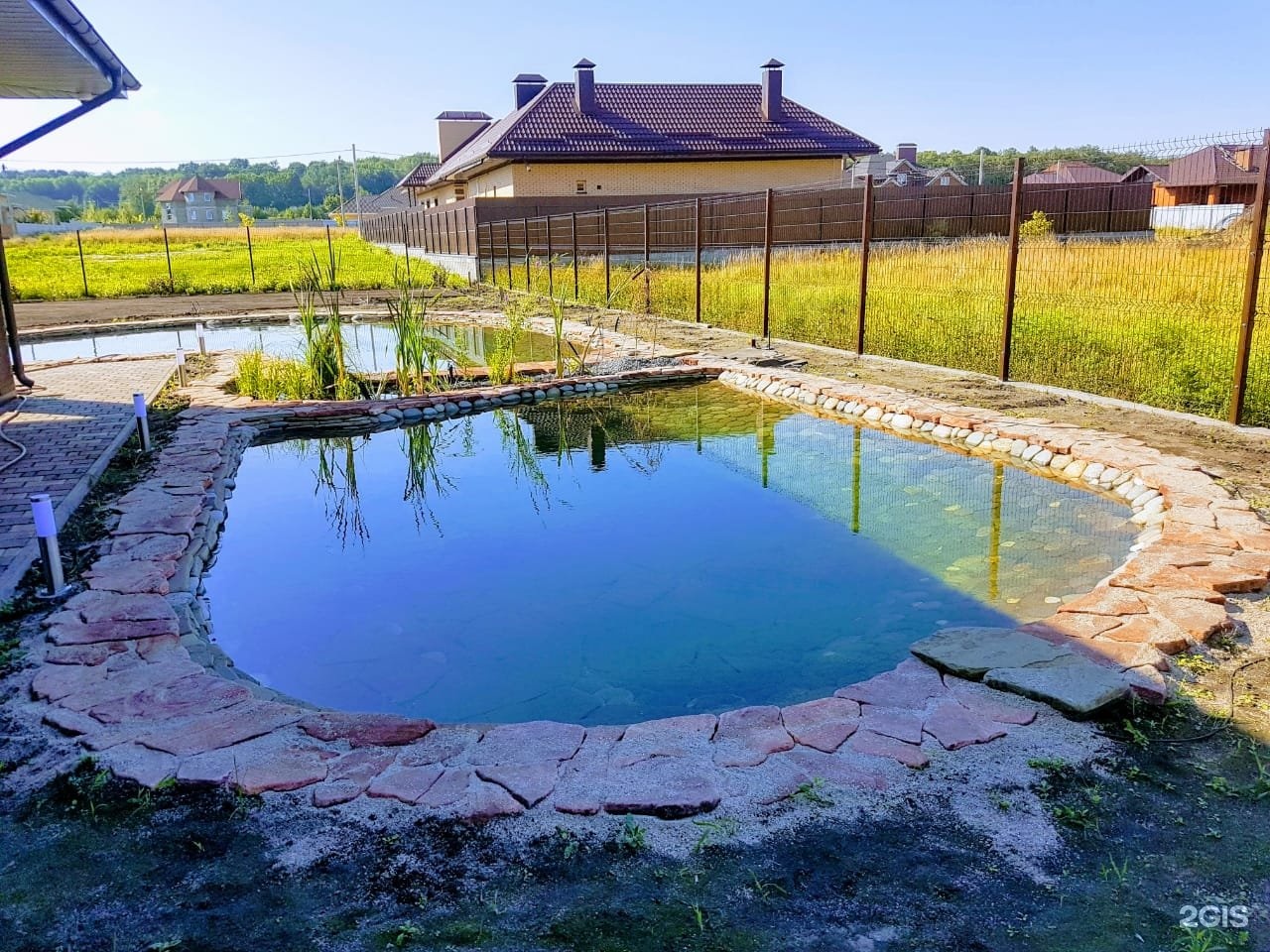 искусственный водоем на участке. строй пруды. пруды, ручьи и фонтаны | лещинская в. ландшафт участка с прудиком. стройка пруда.