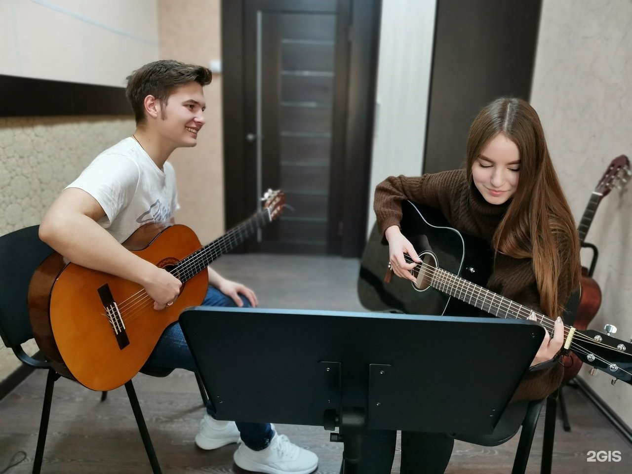 играет на гитаре. игра на гитаре. игра на гитаре. игра на гитаре. курсы гитары москва.