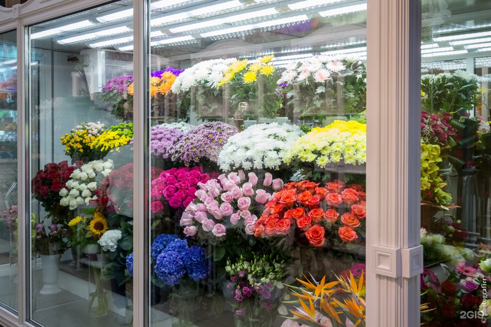 Ночной цветочный магазин. Витрина цветочного магазина. Витрина восточного магазина. Букеты на витрину. Цветы на витрине.