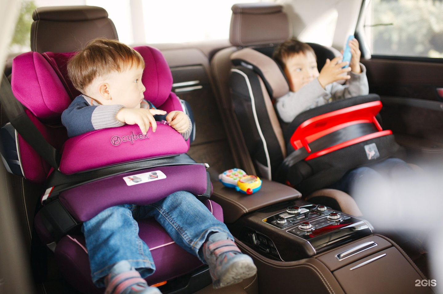 Дети на переднем сиденье автомобиля