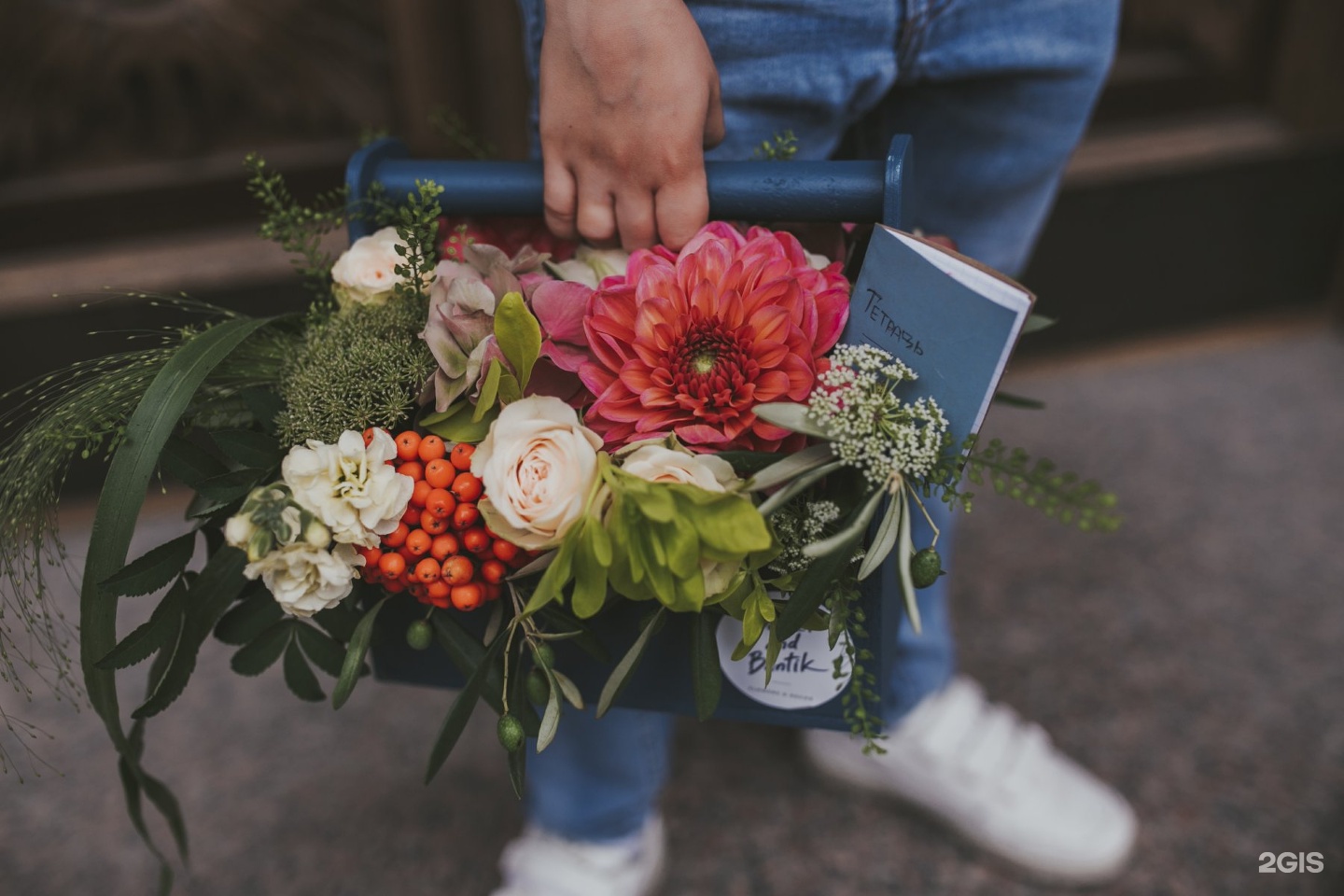 Метровые розы букет. Букет цветочный салон дзержинск. Высокие розы. Букет комплимент из цветов. Съедобные букеты из фруктов.