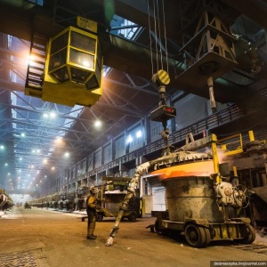 Нлмк кран. Мостовой кран НЛМК. Машинист металлургического крана. ПАО Северсталь Литейный мостовой кран. Машинист мостового крана металлургического производства.