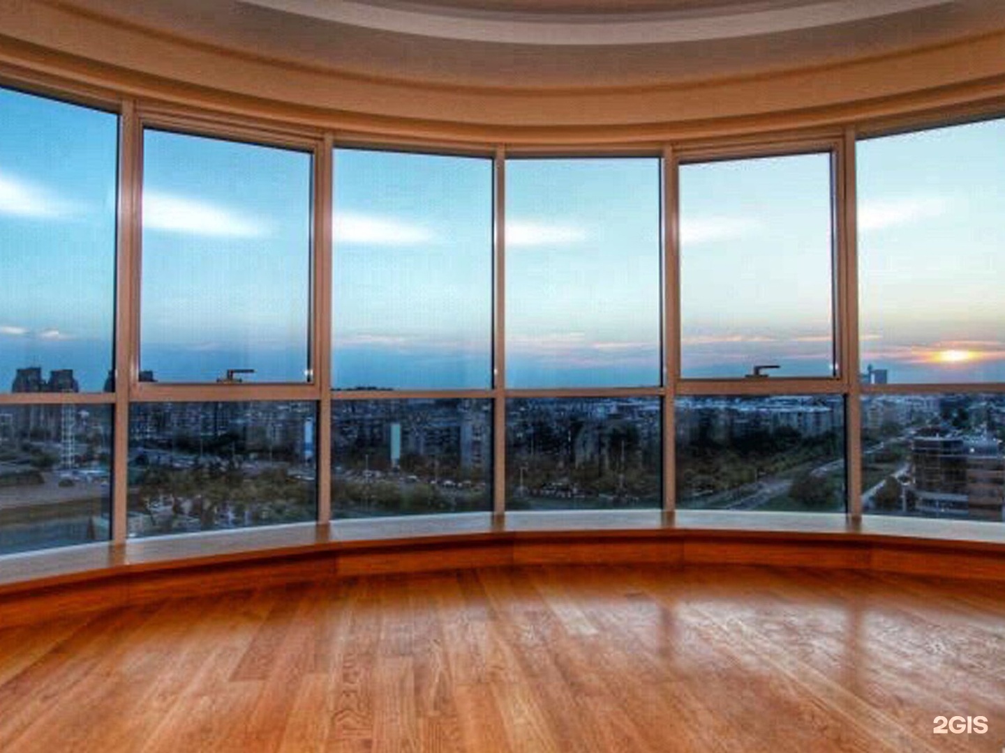 Окна 5 метров. Алютех панорамное остекление. Окно 2 метра. Витражные окна в пол. Алюминиевые раздвижки проведал окна.