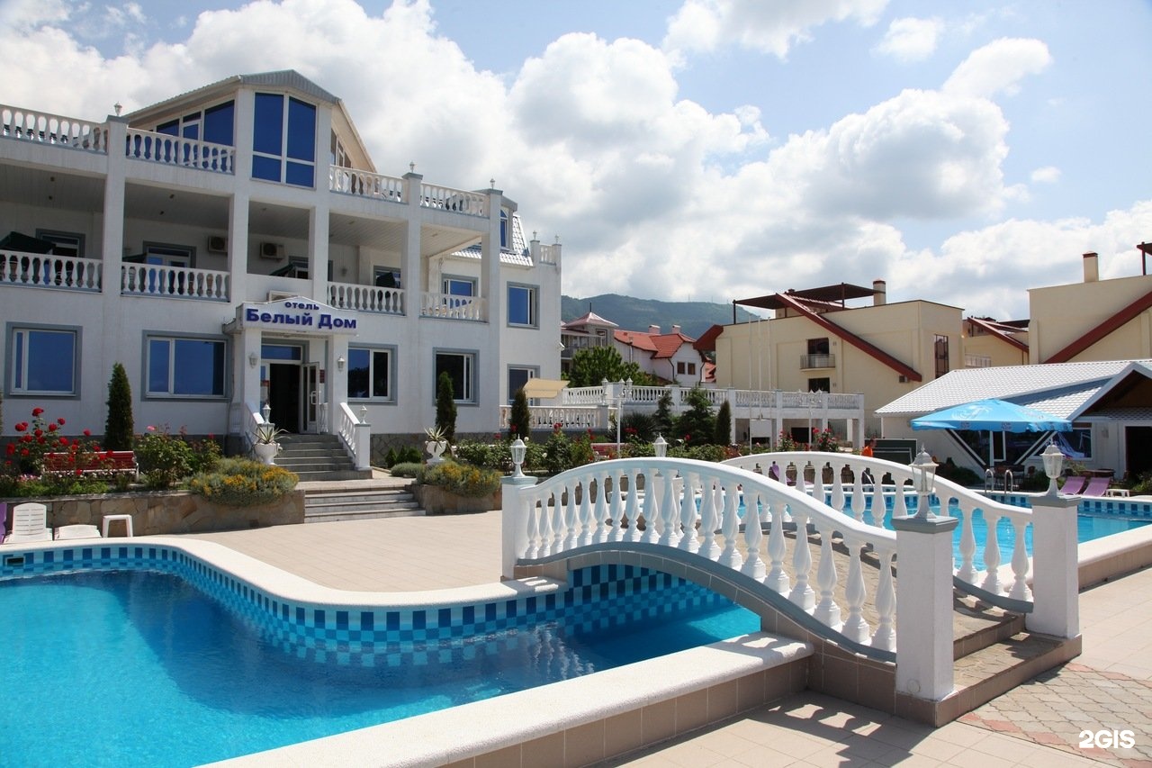 Резиденция черного моря. Гостиница белый дом в Геленджике.