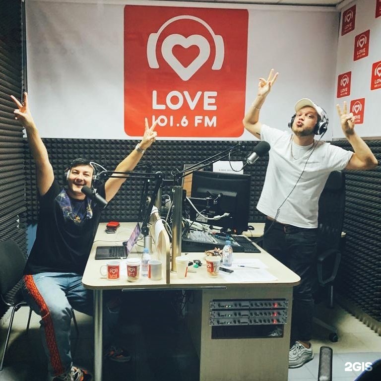 Love radio лучшее. Love радио. Студия лав радио. Логотип радиостанции лав радио. Радио Love Москва.