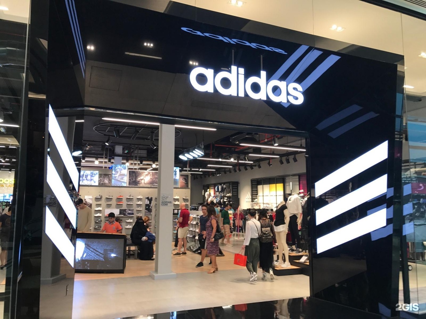 Адидас молл. Adidas Dubai Mall. Адидас Дубай. Шоурум адидас. Эмирейтс Молл адидас.