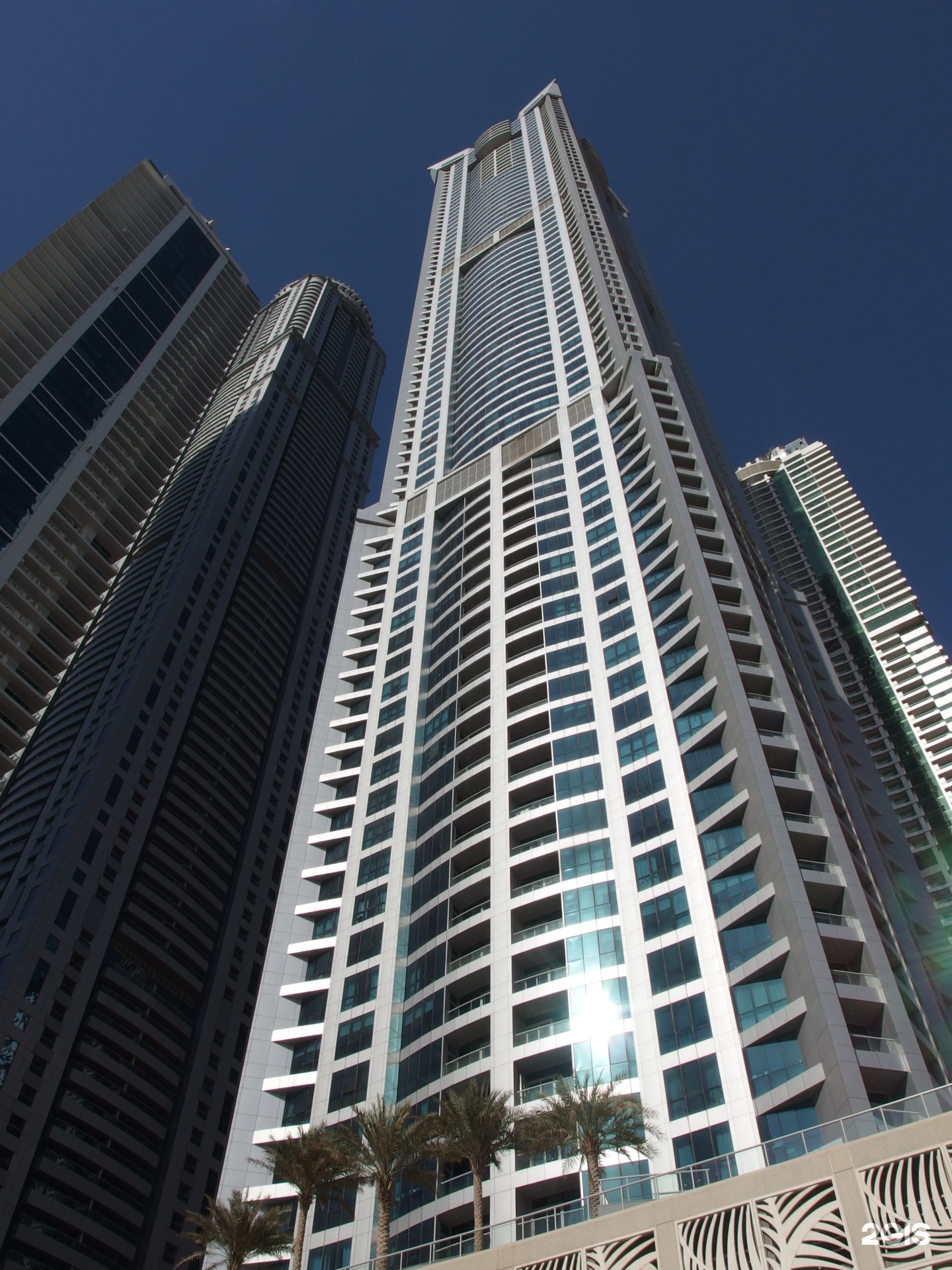 Building hot. Дубай Марина небоскребы. Torch Tower Дубай. Марина торч Дубай. Torch Tower Marina Dubai.