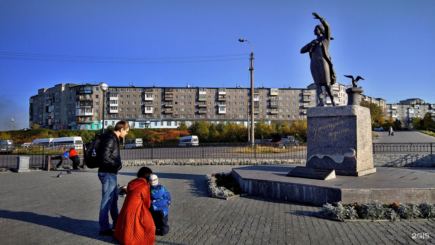 Памятник ждущей в Мурманске