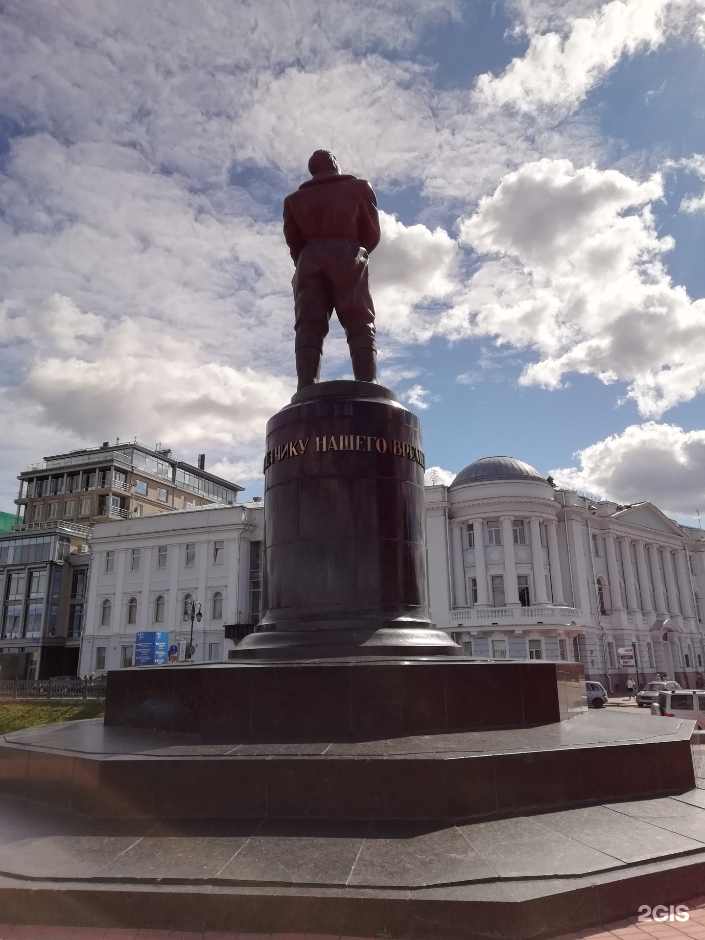 памятник чкалову в нижнем новгороде фото