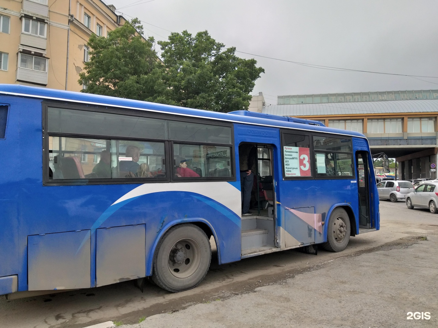Третья в автобусе. Автобус 3 Владивосток. Владивосток автобуса 3д. Автобус 3 Красноярск. Фото городских автобусов золотой дракон три двери.