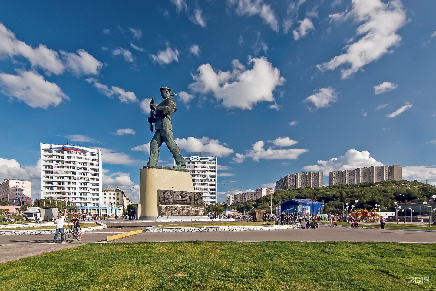 Годов североморске. Североморск памятник героям североморцам. Памятник героям-североморцам, защитникам Заполярья. Памятник защитникам Заполярья Североморск. Приморская площадь Североморск.