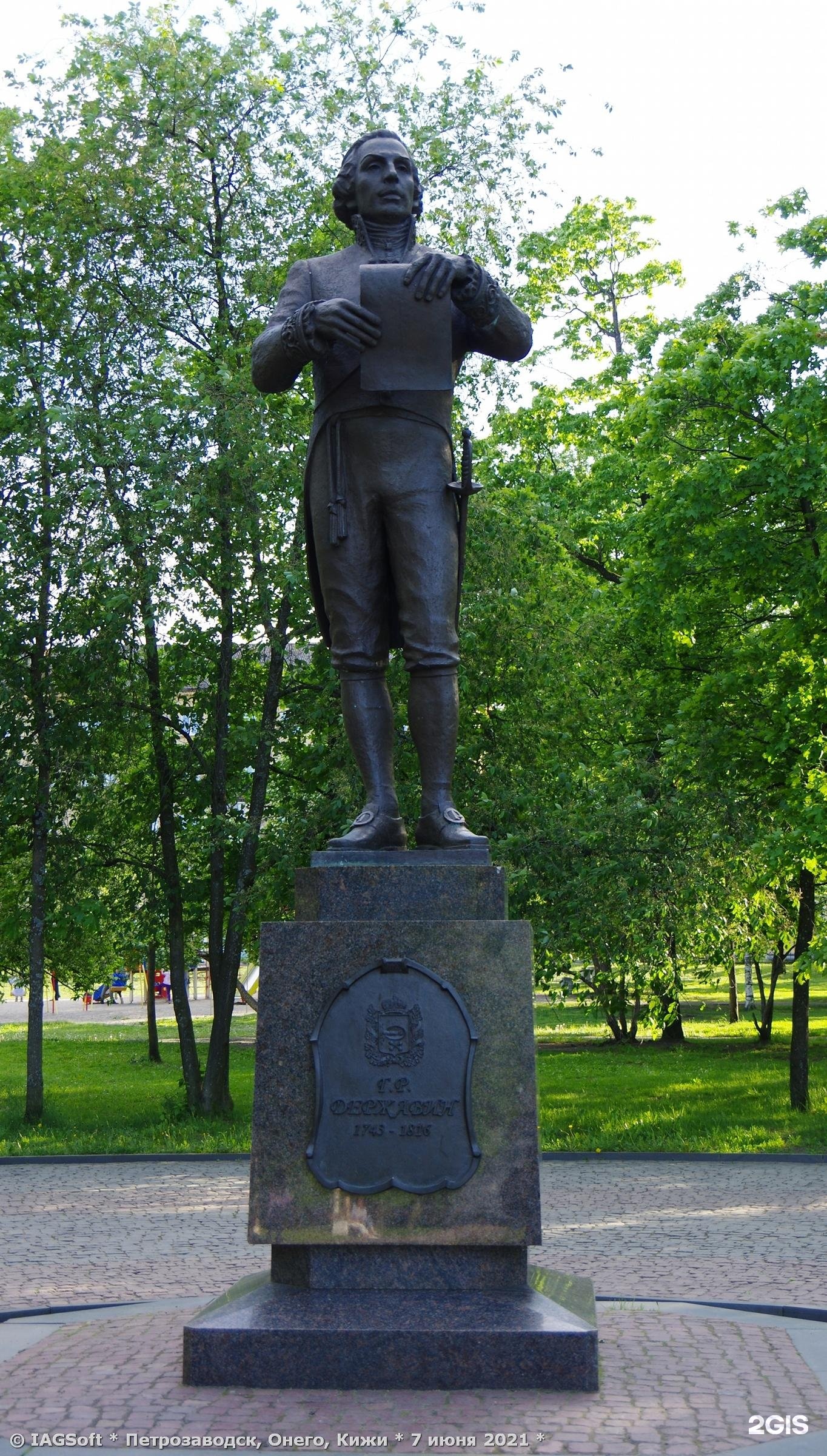 Памятник державину в москве. Памятник Державину в Петрозаводске. Памятник Державину в Казани. Памятник Державина в Тамбове. Г Р Державин памятник