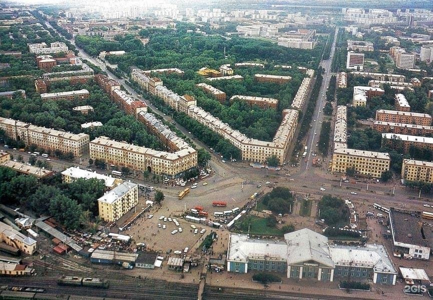 Сверху раньше. Привокзальная площадь Новокузнецк. Новокузнецк вокзал 90е. Новокузнецк Вокзальная площадь 80. Центр Новокузнецка старый город.