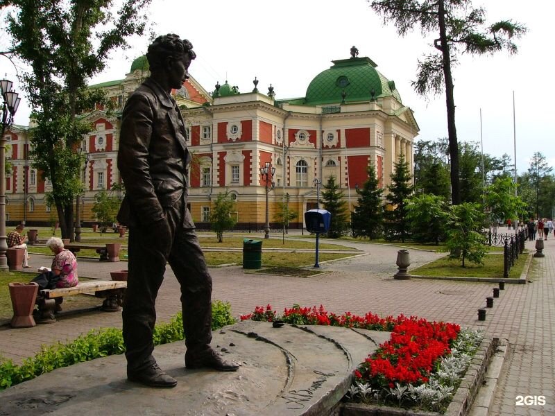 Иркутский час. Памятник Вампилову в Иркутске. Памятник Александру Вампилову. Памятник в Иркутске Александру Вампилову Охлопкова Иркутск. Александр Вампилов памятник.