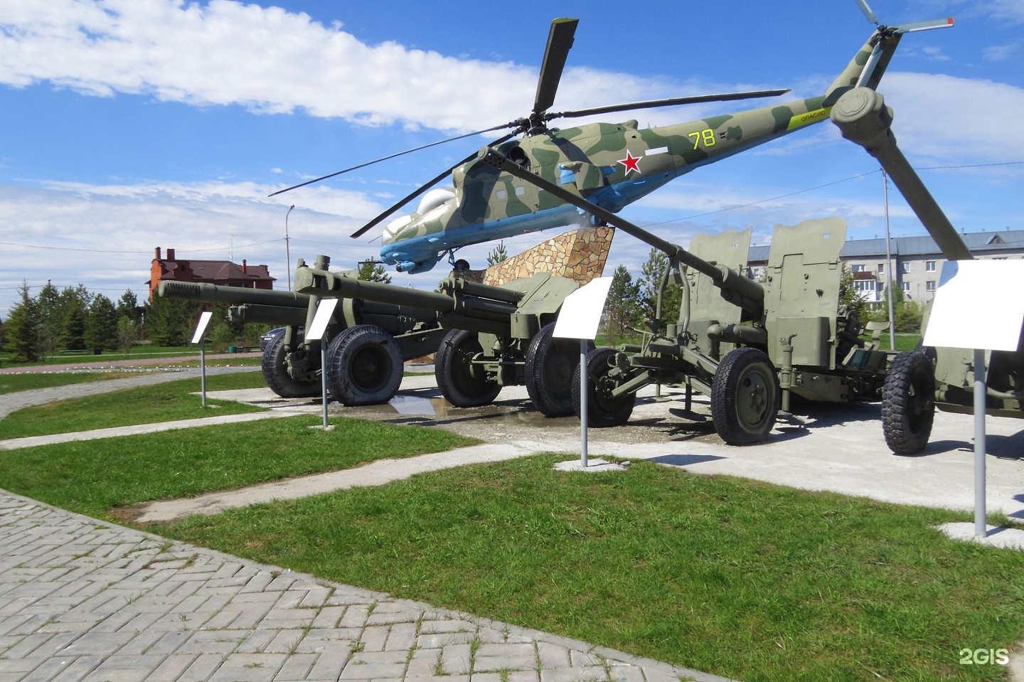 Техника тюмень. Музей военной техники Тюмень. Военный музей в Тюмени. Военные памятники Тюмени. Музей боевой техники Тюмень.