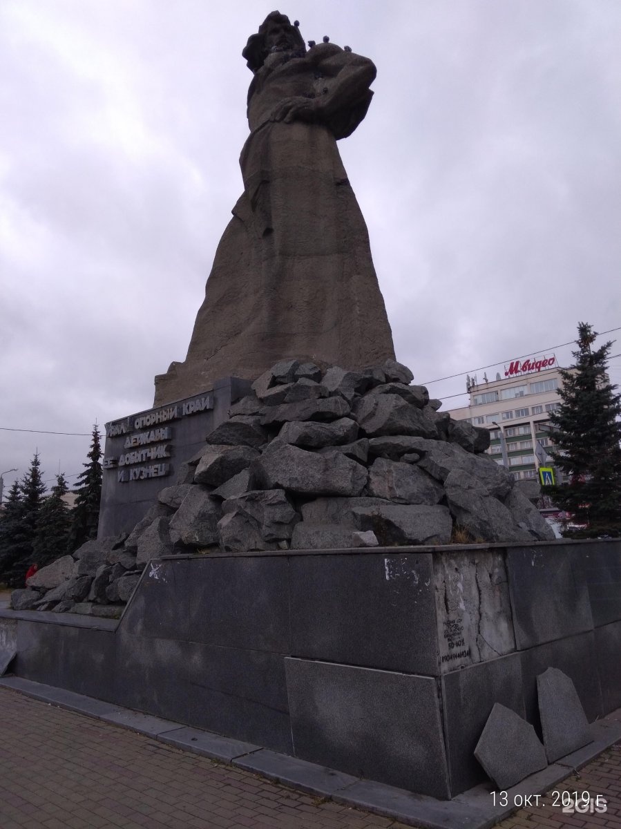 Сказ об урале. Сказ об Урале Челябинск. Монумент Сказ об Урале Челябинск. Памятник Сказ об Урале. Памятник Уралу в Челябинске.