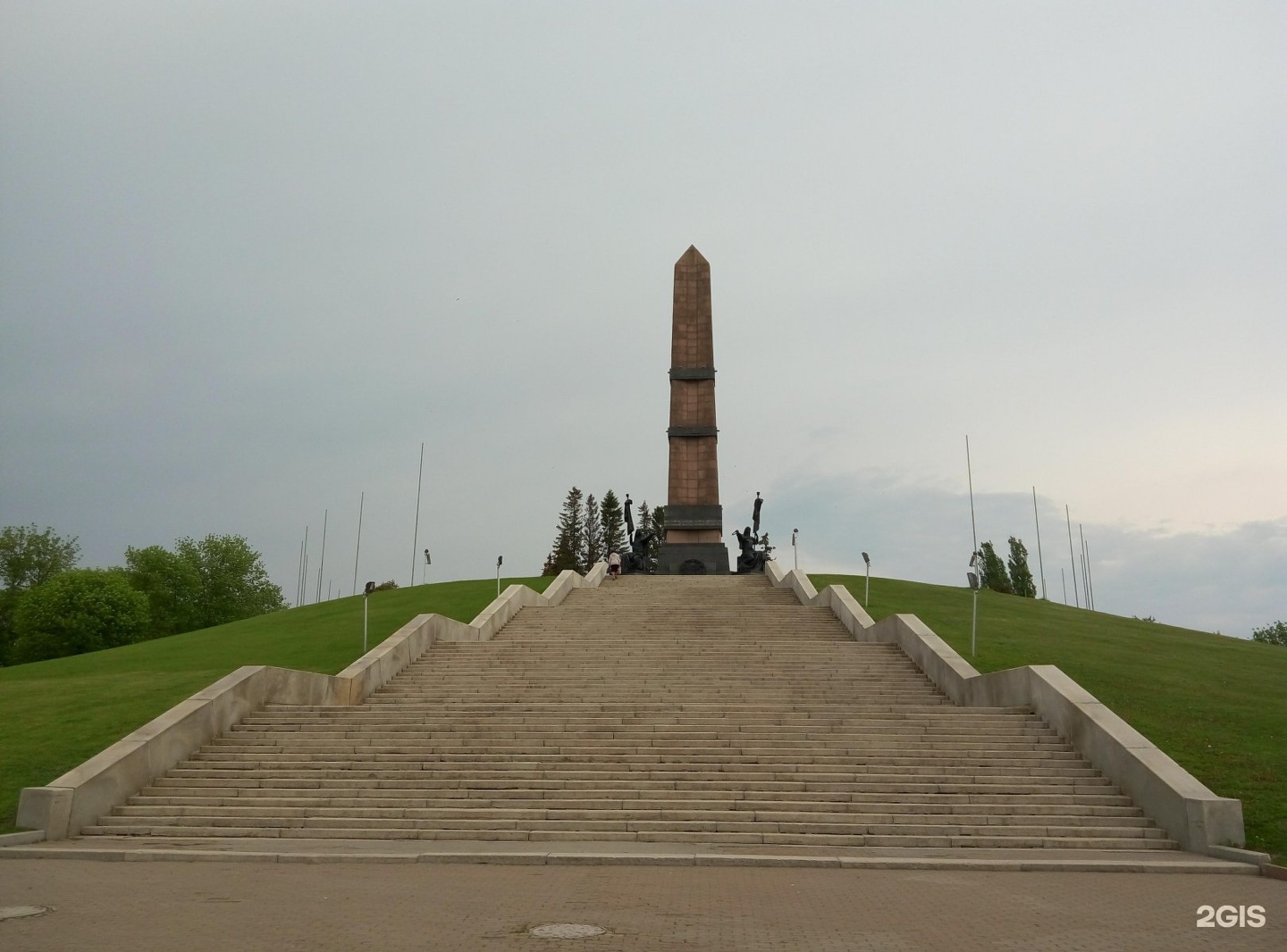 Монумент дружбы братских народов. Монумент дружбы Уфа. Монумент дружбы Уфа сверху. Монумент дружбы Уфа вид сверху. Рельефы монумент дружбы Уфа.