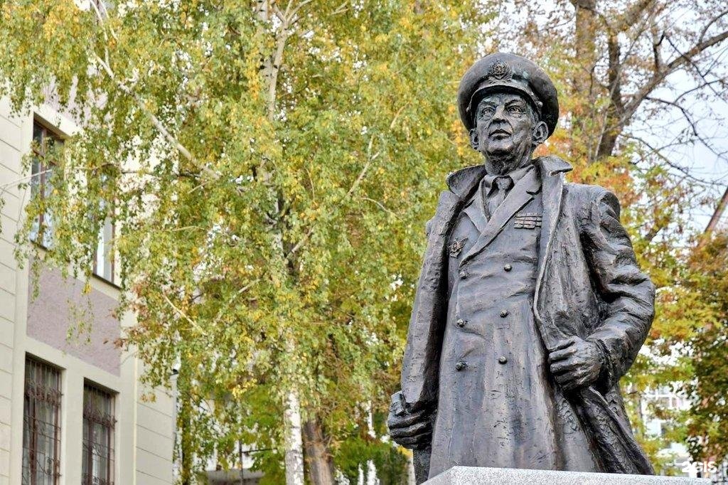 Памятник телефону. Самара памятник на набережной. В В Пермяков памятник в Самаре. Памятник Возвращение героя в Самаре. Владимир Васильевич Пермяков.