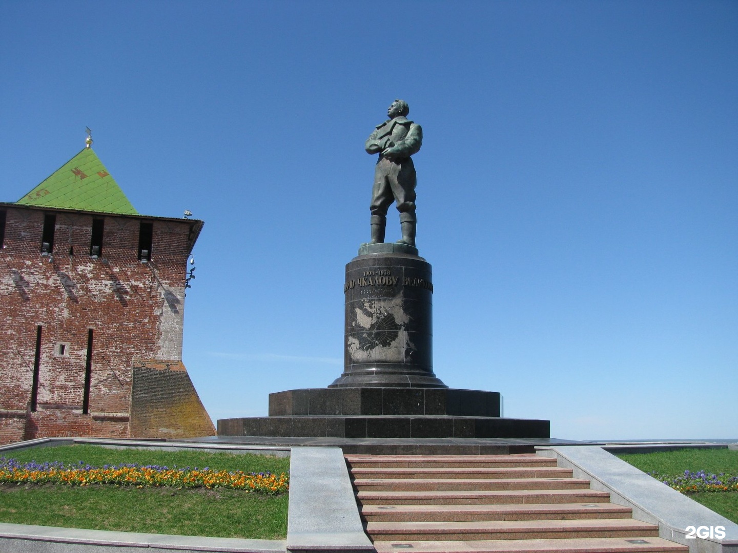 памятник чкалову в нижнем новгороде фото