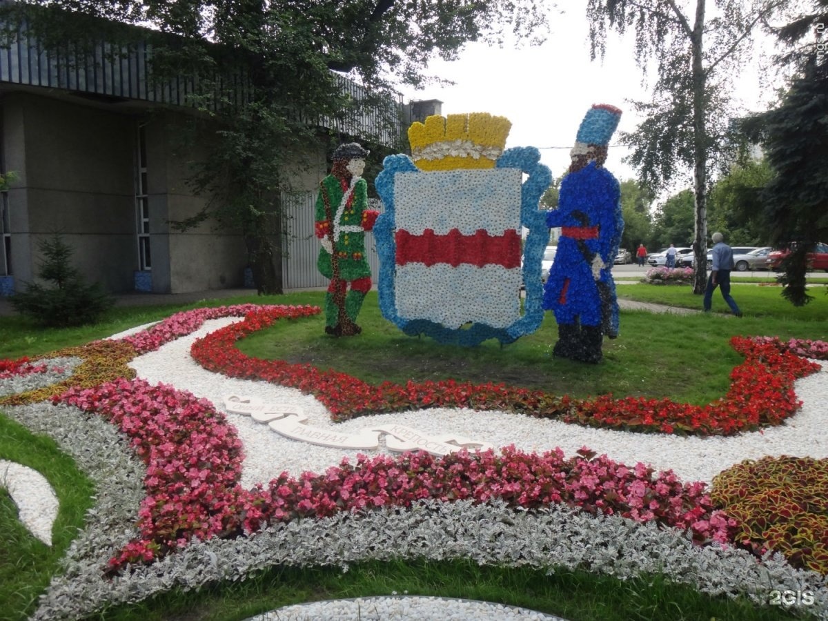 Фигура омск. Парк Флора в Омске. Выставочный сквер Омск. Омск сквер выставочный Омская Флора. Омск Флора 300 летия.