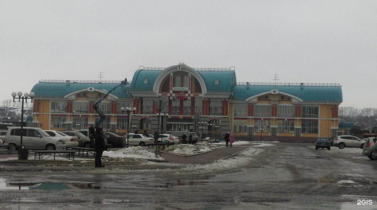 Вокзал бийск телефон. ЖД вокзал Бийск. Старый вокзал Бийск. Бийск ЖД вокзал площадь. ЖД вокзал Бийск внутри.
