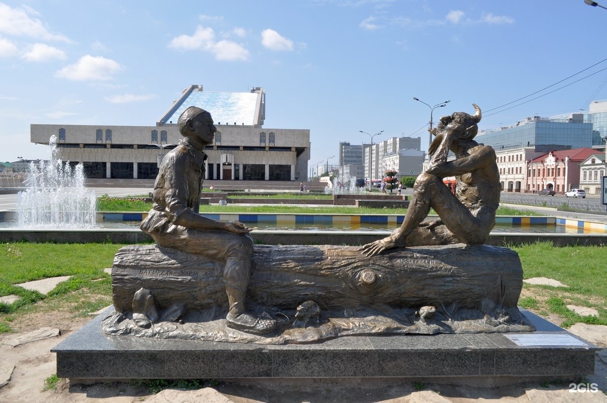 Скульптура в казани 7. Памятник Шурале в Казани. Памятник Шурале в Казани у театра. Театр Камала Шурале. Памятник Шурале у театра Камала.