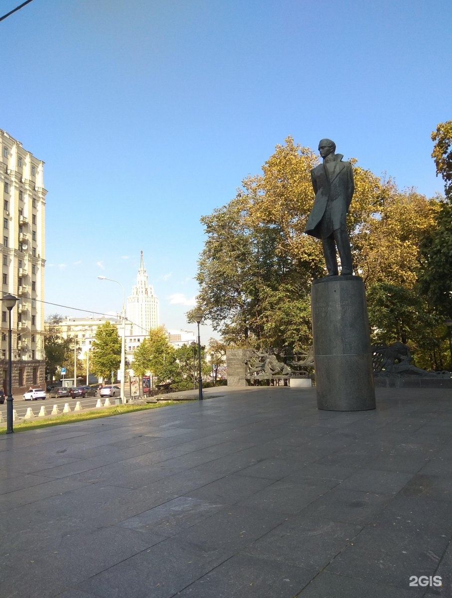 Памятник лермонтову красные ворота. Памятник Лермонтову в Москве у красных ворот.