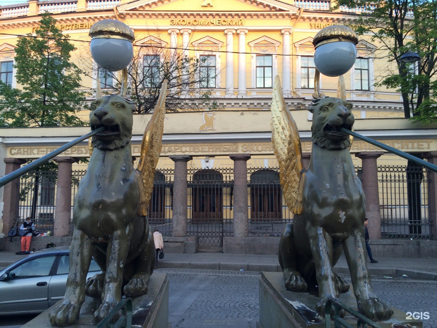 Финэк санкт петербург. Банковский мост в Санкт-Петербурге. ФИНЭК на Грибоедова. Мост у СПБГЭУ.