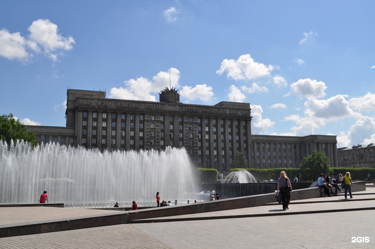 Московская площадь спб. Московская площадь. Метро Московская площадь. Город Санкт-Петербург Московский проспект площадь Ленина фотографии. Дом советов на Московской площади с фонтанами.