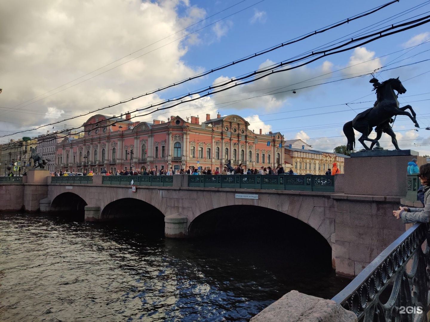 Аничков мост через какую реку. Аничков мост в Санкт-Петербурге. Питер Аничков мост. Аничкин мост в Питере.