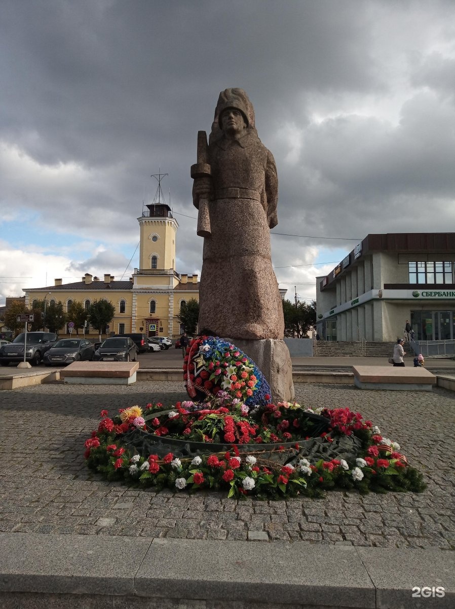 Монумент под гатчиной. Монумент освободитель Гатчина. Монумент в Гатчине. Памятник воинам освободителям Гатчина.