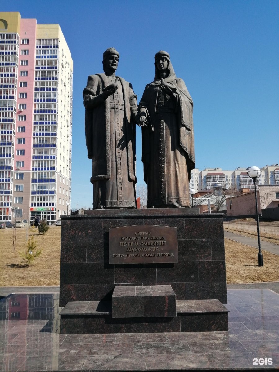 Памятник Петру и Февронии в Кемерово