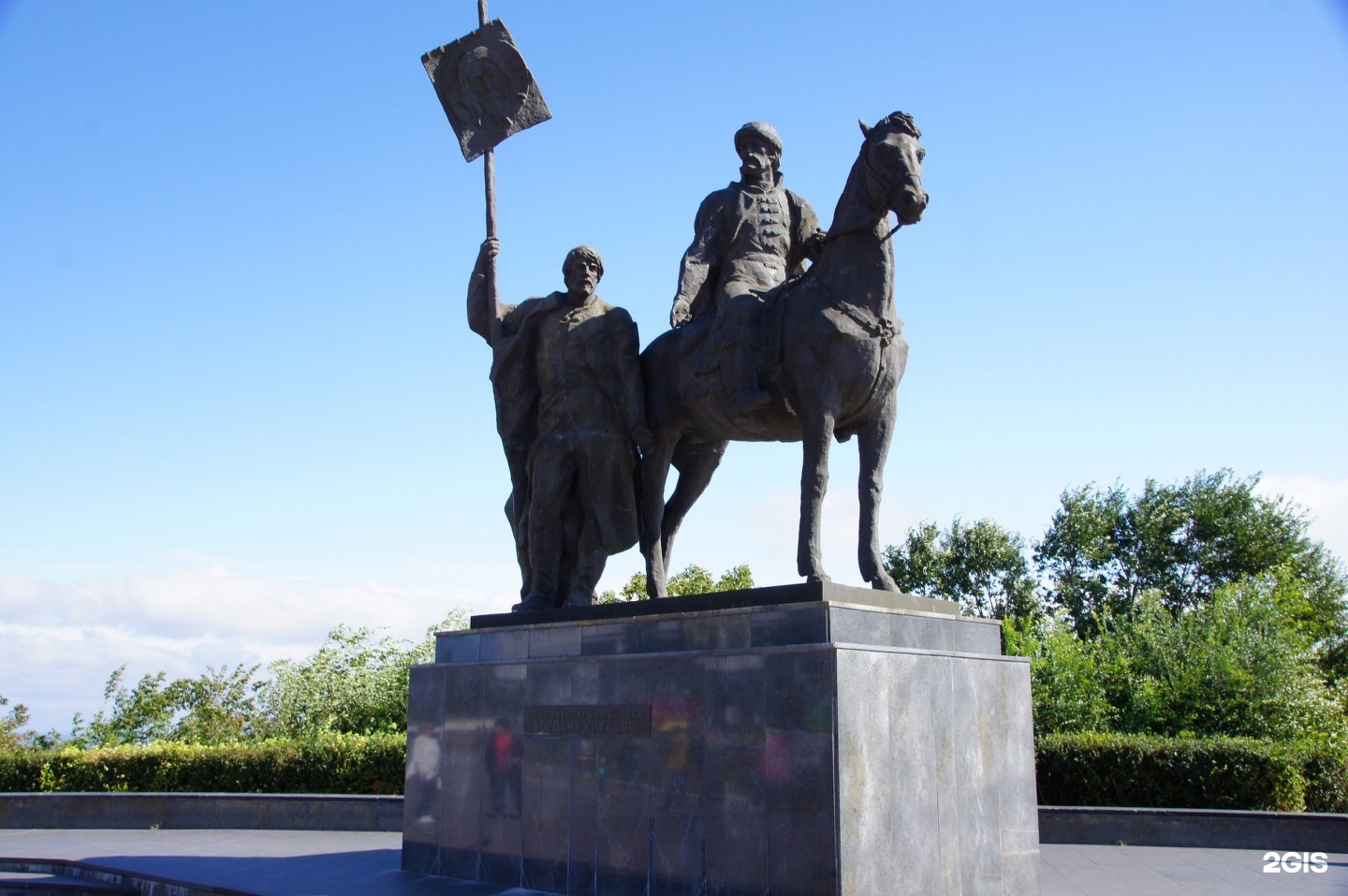 Памятники ульяновска. Богдан Хитрово Ульяновск. Памятник Богдану Хитрово. Памятник Хитрово в Ульяновске. Памятник Богдана Хитрово Ульяновск.