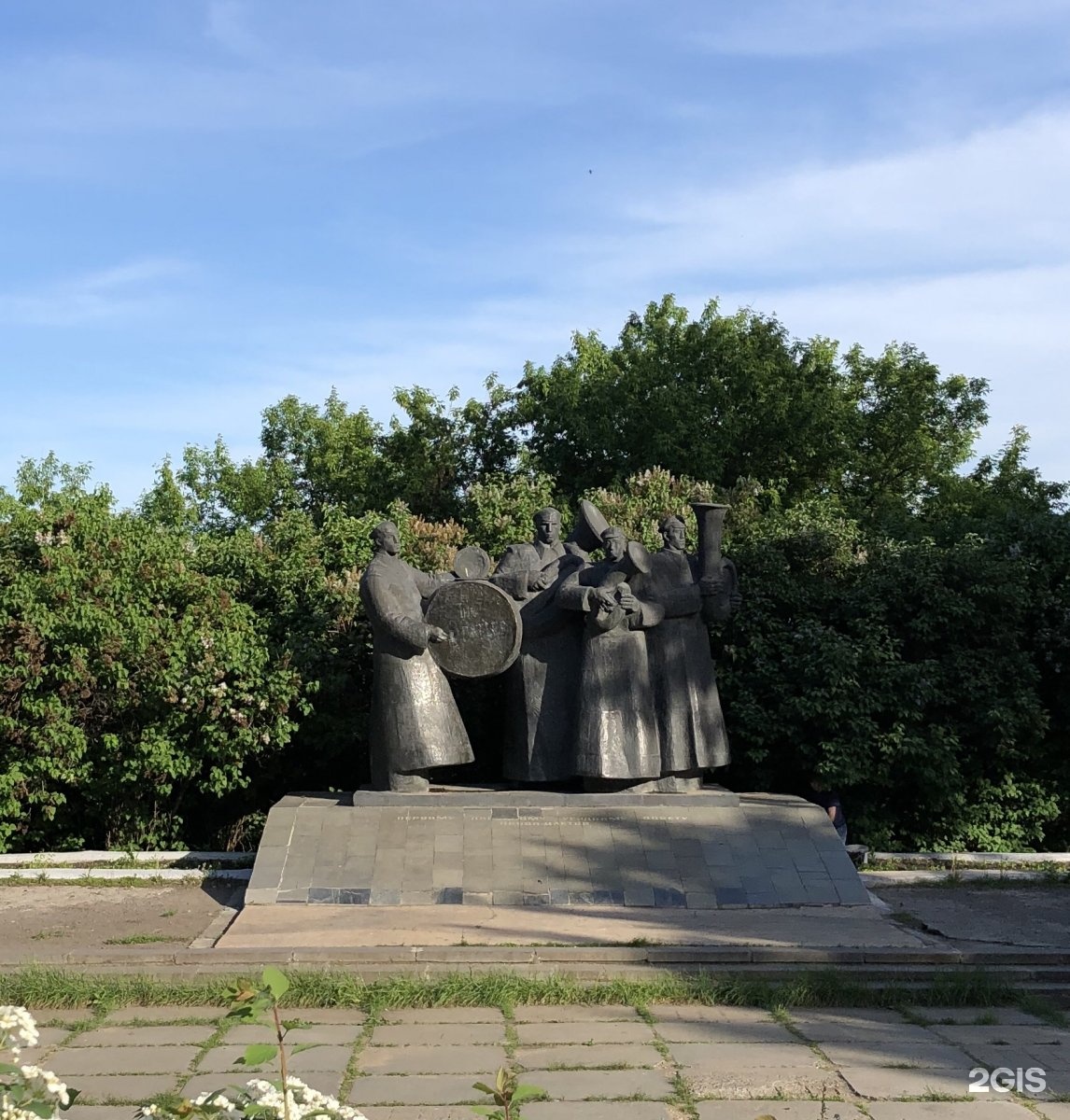 Липецкие советы. Памятник первому Липецкому уездному совету. Памятник первому Липецкому уездному совету Липецк. Памятник Битлз в Липецке. Бульвар Виктора Сорокина Липецк.